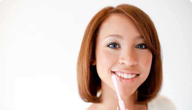 歯磨きをする女性